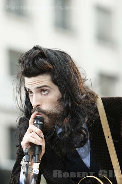 DEVENDRA BANHART - 2005-09-28 - PARIS - Place de la Bourse - 